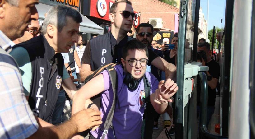 Eskişehir’de izinsiz LGBT yürüyüşüne polis müdahalesi: 10 gözaltı
